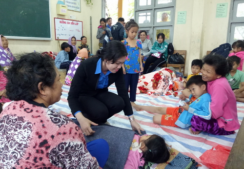 Đồng chí Nguyễn Thị Uyên Trang - Bí thư Tỉnh Đoàn thăm tặng quà cho nhân dân tránh bão tại huyện Gò Công Đông